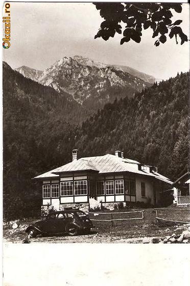 CP 209-92 Busteni -Cabana din Valea Gerului -RPR -circulata 1958 -starea care se vede, putin patata, timbru deteriorat CP 209-92 Busteni -Cabana din Valea Gerului -RPR -circulata 1958 -starea care se vede, putin patata, timbru deteriorat