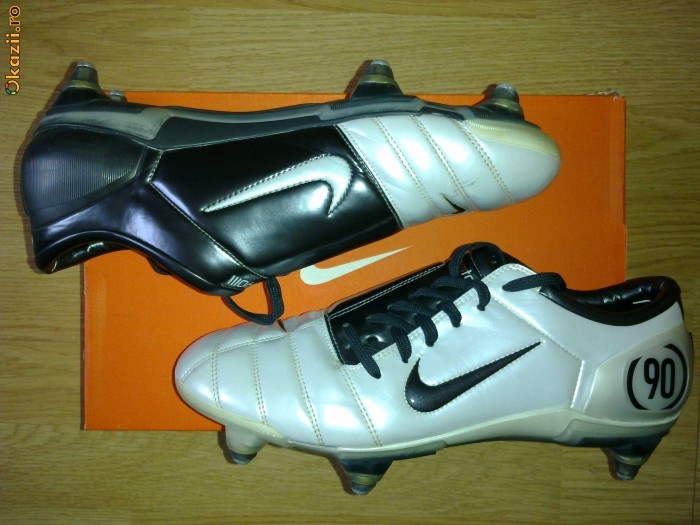 Imagini Detaliate Stil De Moda Multiple Culori Ghete Fotbal Vechi