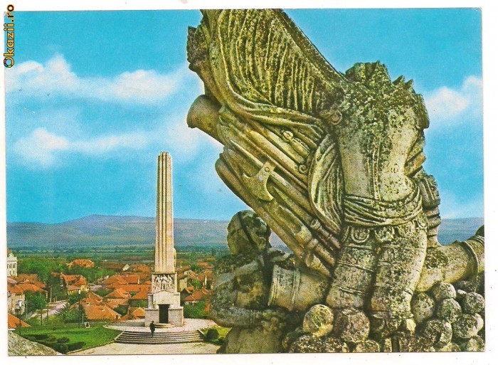 carte postala(ilustrata)-ALBA IULIA-Obeliscul si vedere partiala a orasului