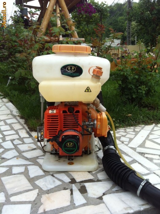 Pompa stropit atomizor cu motor pentru vie, cartofi, pomi fructiferi, etc foto mare Pompa stropit atomizor cu motor pentru vie, cartofi, pomi fructiferi, etc foto mare
