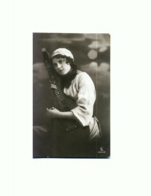 G FOTO-72 -Tanara cu chitara -circulata 31 Dec 1922 ? foto