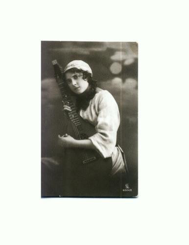 G FOTO-72 -Tanara cu chitara -circulata 31 Dec 1922 ?