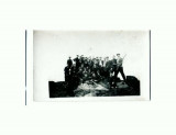 F FOTO-37 -Grup de excursionisti, in tinuta de epoca, pe munte