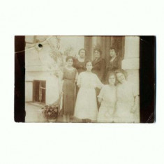 F FOTO-19 -Grup de doamne, in tinuta de epoca -antebelica