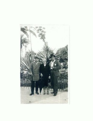 F FOTO-20 -Grup in tinuta de epoca, intr-o locatie exotica foto