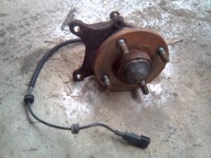 PIESE FORD FOCUS ,,BUTUC SPATE STANGA CU A.B.S+RULMENT,, foto