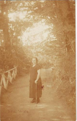 Sovata, femeie pe alee, necirculat 1924 foto