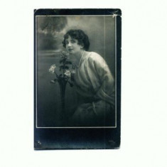 E FOTO 43 -Tanara cu trandafiri -11 I 1921 -Galati -circulata