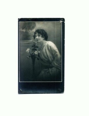 E FOTO 43 -Tanara cu trandafiri -11 I 1921 -Galati -circulata foto