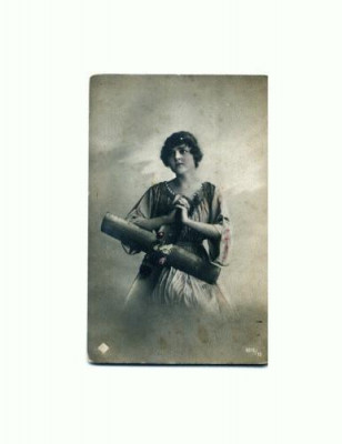 E FOTO 34 -Tanara cu cruce -scrisa si datata 1921, dar necircula foto