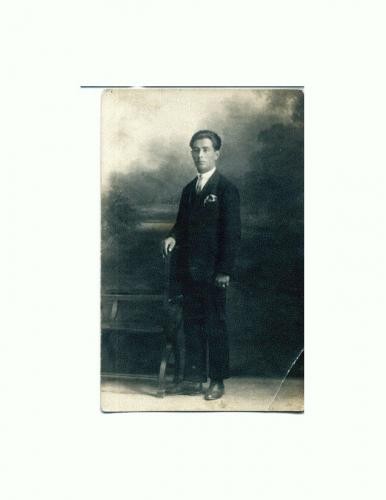 J FOTO-29 Barbat intr-un studio de epoca -1922 -Braila