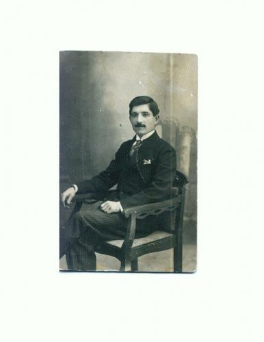 J FOTO-36 Barbat in studio de epoca (Nicu) -circulata 1915Braila