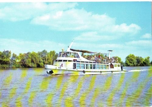 V60 Vas cu excursionisti in Delta Dunarii necirculat