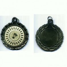 37 Medalie Badminton -diametru aprox 6,8 cm -greut.cca.52 gr.