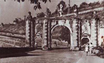 R2569 Alba Iulia Poarta de jos a cetatii circulat 1966 foto