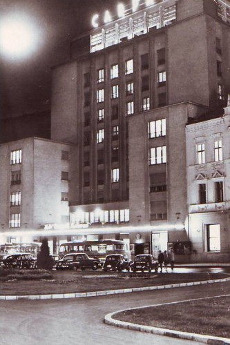 R2952 Brasov Hotel Carpati circulat 1965 masini epoca