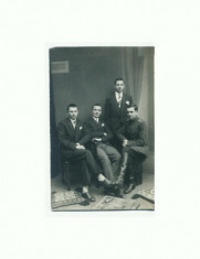 K FOTO 35 Militar cu prietenii in studio de epoca -necirculata foto