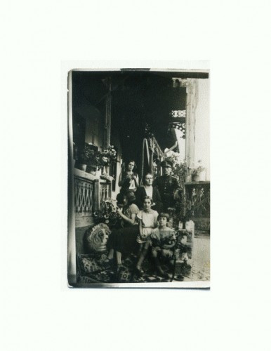 K FOTO 65 Ofiter decorat, cu familia in pridvor -Breaza1932-nec.