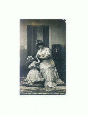 L FOTO 36 Mama si fica in tinuta de epoca -circulata ian 1910 foto