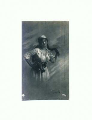L FOTO 38 Tanara simpatica in tinuta de epoca -circulata foto