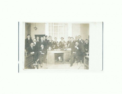 L FOTO 57 Grup in tinuta de epoca, sarbatorind -martie 1914