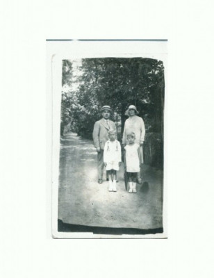 L FOTO 81 Familie in tinuta de epoca -Lacu Sarat 18 aug 1929 foto