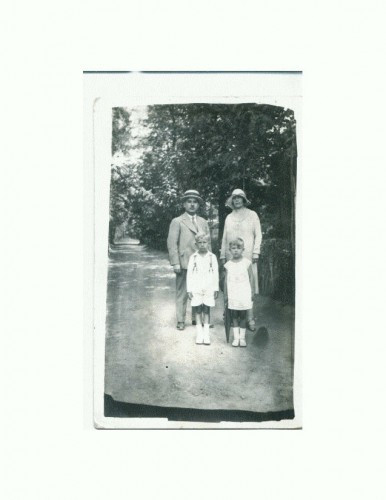 L FOTO 81 Familie in tinuta de epoca -Lacu Sarat 18 aug 1929
