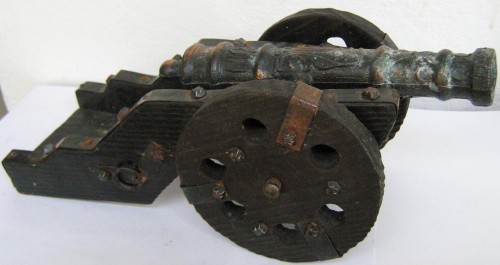 Tun din metal pe afet din lemn - obiect decorativ Tun din metal pe afet din lemn - obiect decorativ
