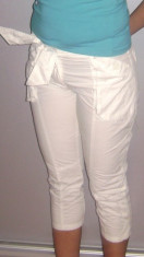 Pantaloni albi. foto