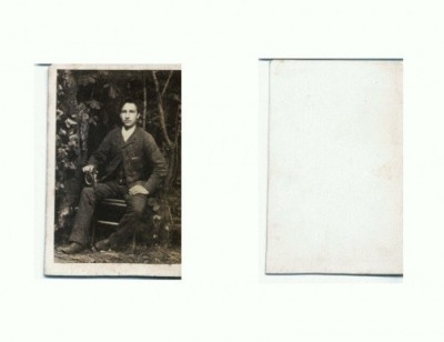 FOTO CABINET 04 Tanar pe scaun in padure cu aparat in mana foto