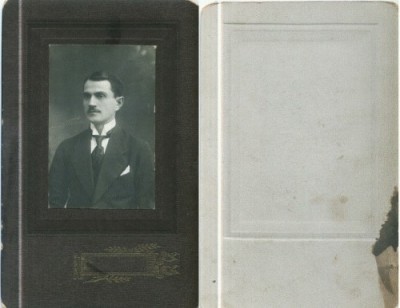 FOTO CABINET 22 Barbat in tinuta de epoca foto