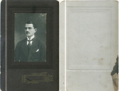 FOTO CABINET 22 Barbat in tinuta de epoca