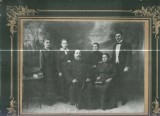 FOTO CABINET 109 Preot cu familia , in studio de epoca