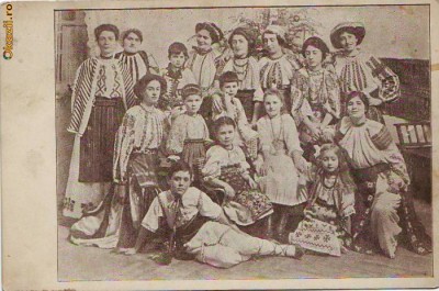 355 Port Popular Roman Grup de copii in port popular foto