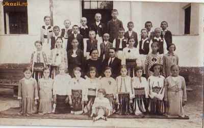 217 Port Popular Roman Grup de elevi de la sat foto