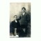 J FOTO-52 Doi tineri , in tinuta de epoca, intr-un studio al vre