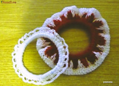 Clama de par rosu cu alb - hand-made, crochet foto