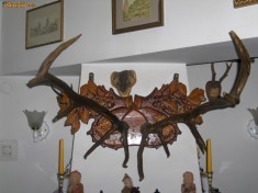 Coarne de cerb cu lemn sculptat foto