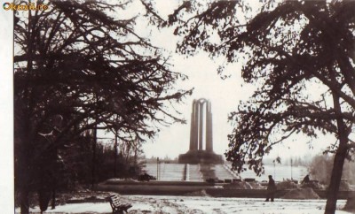 S 5888 Bucuresti Monumentul eroilor circulata foto