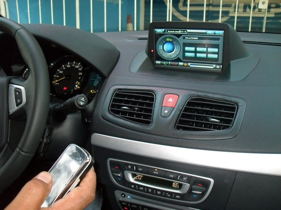 dvd auto renault fluence cu navigatie si bluetooth instalat