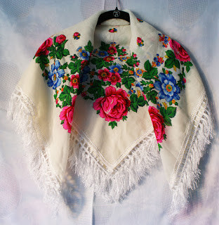 Esarfa - Batic gipsy, rusesc, etno, floral, cu franjuri, din casmir si  lana, culoare alb-ivoire, flori colorate | arhiva Okazii.ro