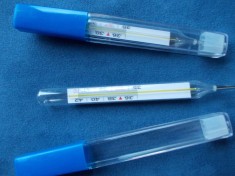 Termometru medical cu mercur / Termometru clasic cu mercur / Termometru uman de sticla cu mercur foto