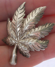 Pandantiv frunza marijuana din argint foto