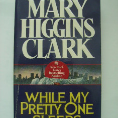 Mary Higgins Clark - While my Pretty One sleeps