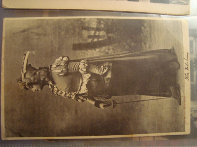 Carte postala D4.H.C. no. 1819, Femeie cu spada, 1902 foto