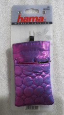 1161plu Geanta aparat foto camera bag Hama Magic Pouch lila purple cu 2 buzunar accesorii si snur de umar dimensiuni interioare 60x20x105mm foto