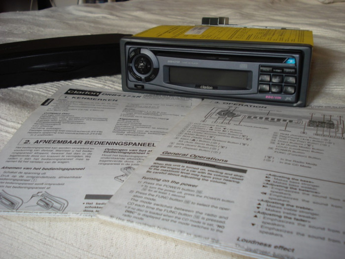 Radio CD player auto Clarion DRB4375R cadou Boxe Clarion 4x15W cu livrare gratuita