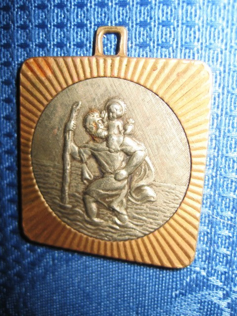 Medalion- Sfantul Cristofor1, alama argintata, cca 3.5 cm.