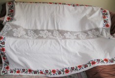 Fata de masa tesuta si brodata manual cu dantela crosetata 152 x 198 cm foto