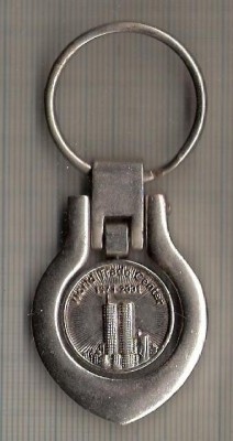 NEW 61 Breloc pentru colectionari -comemorativ -World Trade Center 1973-2001(turnurile gemene) -interesant -starea care se vede foto
